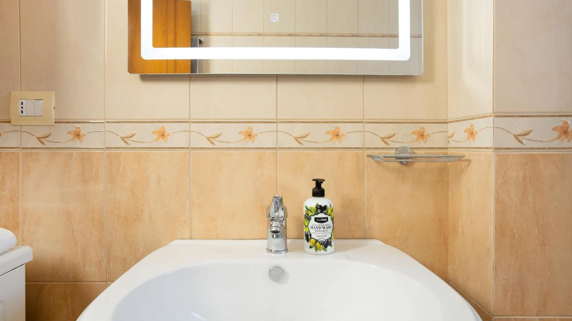 Top-Floor Seaview Apartment Vlorë 0*,  阿尔巴尼亚